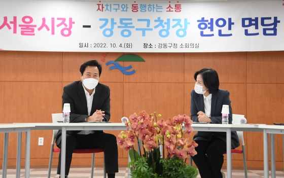 강동구청을 찾아 이수희 강동구청장과 대화를 나누는 오세훈 서울시장-1