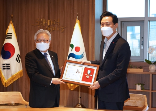 적십자 유공장 금장 수여