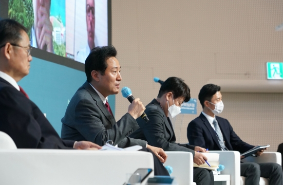 2022 서울 국제 안심소득 포럼 토론에 참석하여 발언하는 오세훈 서울시장-1