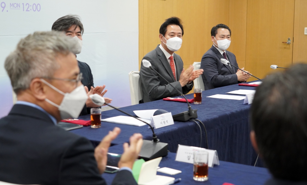 간담회에 참석해 박수 치는 오세훈 서울시장-1