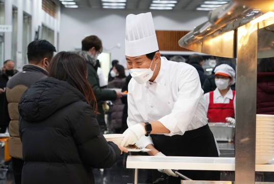 구내식당 떡국 배식 (4)