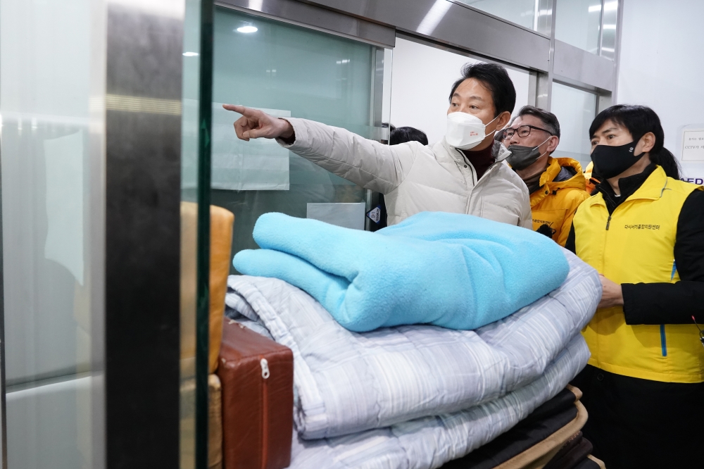 서울역 희망지원센터를 찾아 관계자들과 시설을 둘러 보며 대화를 나누는 오세훈 서울시장-4
