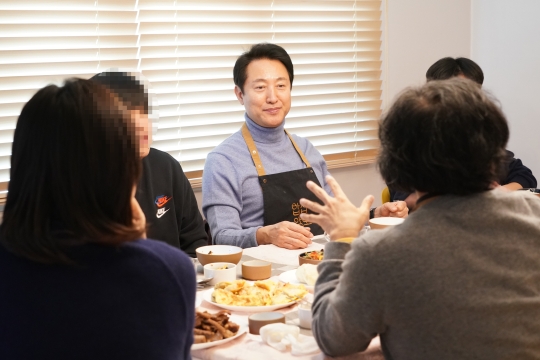 대안공간 밥집알로를 찾아 자립준비 청년들과 식사를 하며 대화를 나누는 오세훈 서울시장-10