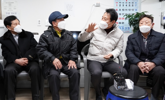 두암경로당을 찾아 어르신들과 대화를 나누는 오세훈 서울시장-5
