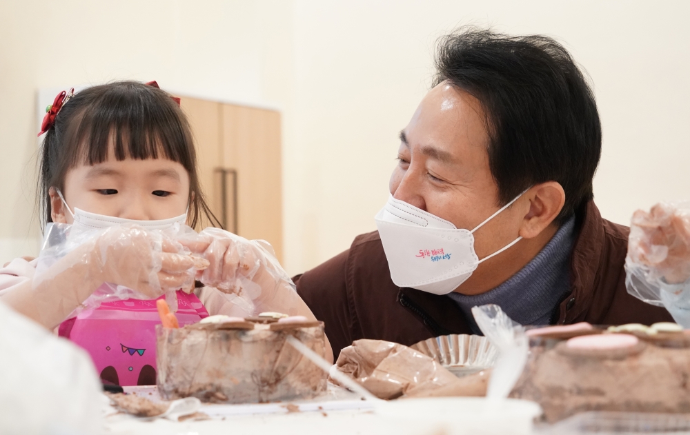 은평천사원을 찾아 아이들과 케잌을 만들며 즐거운 시간을 보내는 오세훈 서울시장-11