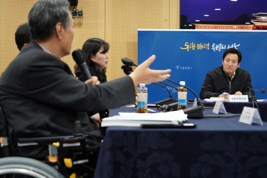 장애인단체장들과 대화를 나누는 오세훈 서울시장