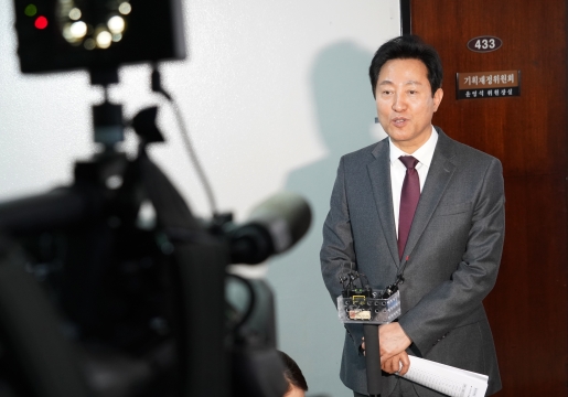 면담 후 기자들의 질문에 답변 하는 오세훈 서울시장-2