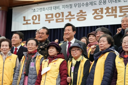 정책토론회에 참석해 대한노인회 자원봉사단원들과 포즈를 취한 오세훈 서울시장-2