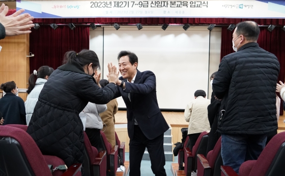 신임자 교육생들과 하이파이브를 하는 오세훈 서울시장-3