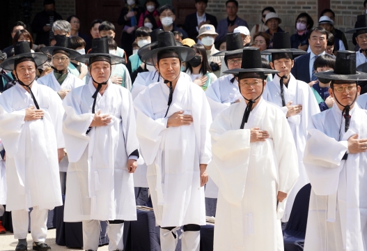 재현행사에 참석해 국기에 대한 경례를 하는 오세훈 서울시장-1