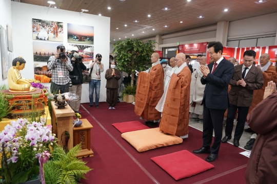 서울국제불교박람회에 참석해 상월결사 인도순례 부처님상에 합장을 하고 있다.