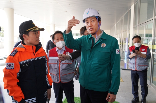 인왕산 산불현장 인근인 인왕중학교를 찾아 관계자들과 대화를 나누는 오세훈 서울시장-1