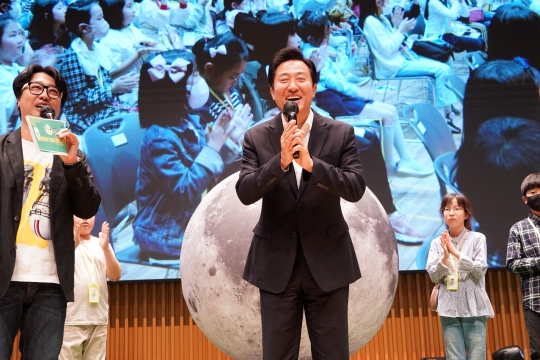 어린이기자들과 대화를 나누는 오세훈 서울시장-1