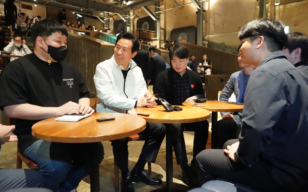 새로고침노동자협의회 관계자들과 대화를 나누는 오세훈 서울시장-1