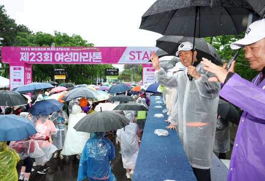 제23회 여성마라톤에 참여 시민들 격려-1