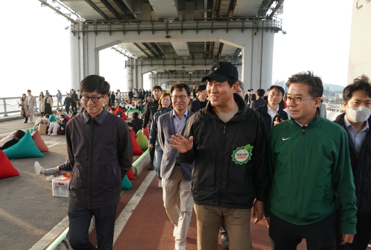 잠수교 뚜벅뚜벅 축제장을 찾은 시민들과 인사하는 오세훈 서울시장