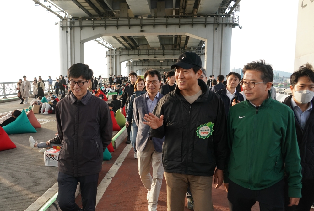 잠수교 뚜벅뚜벅 축제장을 찾은 시민들과 인사하는 오세훈 서울시장