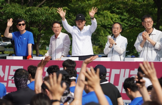 서울신문 하프마라톤대회 출발 시민들 격려 (2)