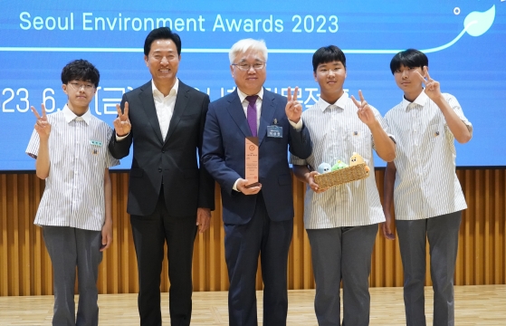 최우수상 보성고등학교를 시상 하는 오세훈 서울시장-1