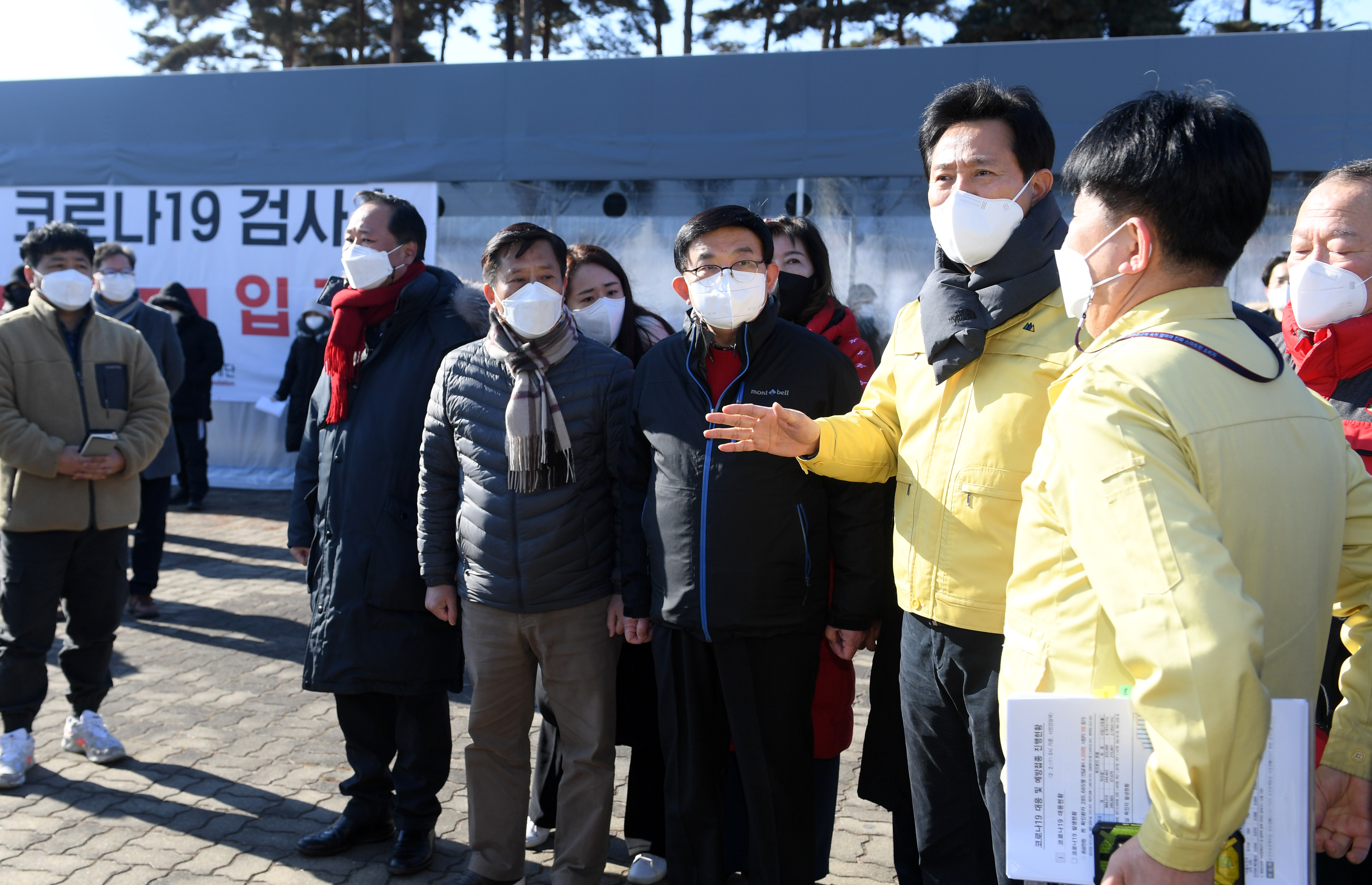 마포 월드컵평화공원에 마련된 신속항원검사소를 찾아 검사소 설치 운영 현황등을 검검 하는 오세훈 서울시장-3